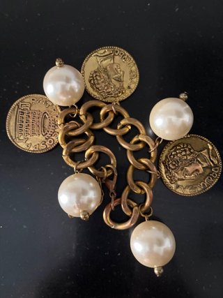 Pulsera eslabones dorados con perlas y monedas