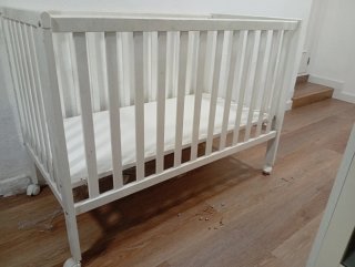 Cuna de bebé blanca