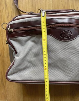 Bolsa de viaje beige y marrón
