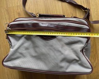 Bolsa de viaje beige y marrón