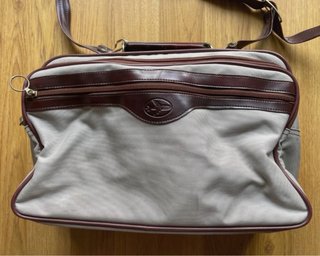 Bolsa de viaje beige y marrón