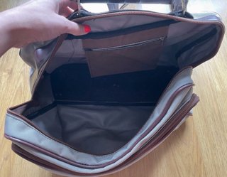 Bolsa de viaje beige y marrón