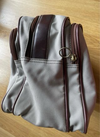 Bolsa de viaje beige y marrón