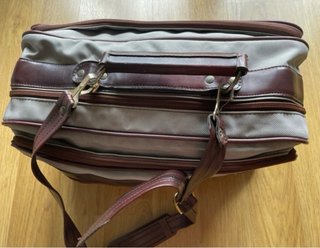 Bolsa de viaje beige y marrón
