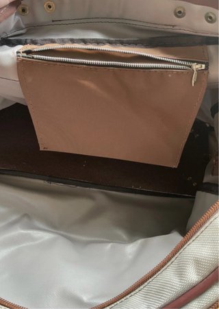Bolsa de viaje beige y marrón