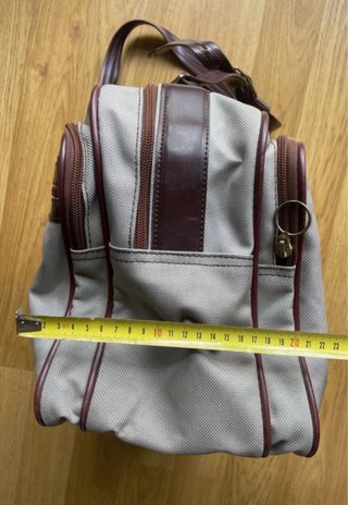 Bolsa de viaje beige y marrón
