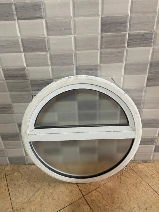 Ventana redonda blanca