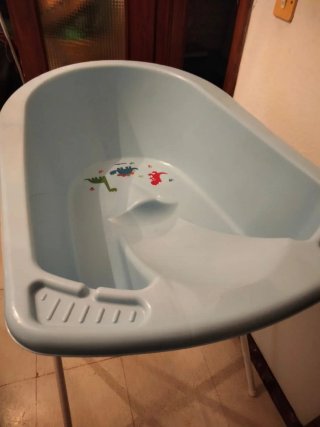 Bañera para bebé azul con soporte