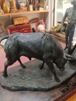 Preciosa escultura Torero y Toro.Firmada