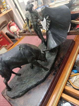Preciosa escultura Torero y Toro.Firmada