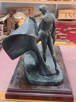 Preciosa escultura Torero y Toro.Firmada