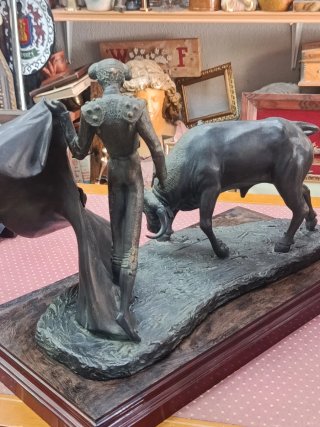 Preciosa escultura Torero y Toro.Firmada