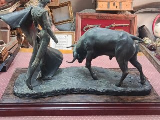 Preciosa escultura Torero y Toro.Firmada