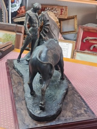 Preciosa escultura Torero y Toro.Firmada