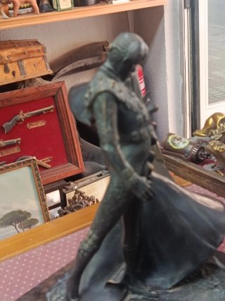 Preciosa escultura Torero y Toro.Firmada