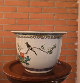 Maceta de porcelana china decorada