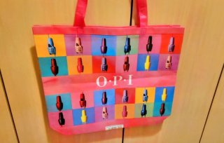 Bolsa de playa o piscina con colores vibrantes