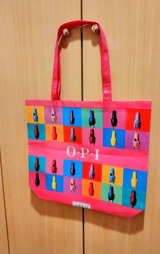 Bolsa de playa o piscina con colores vibrantes