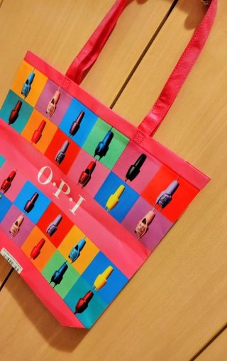 Bolsa de playa o piscina con colores vibrantes