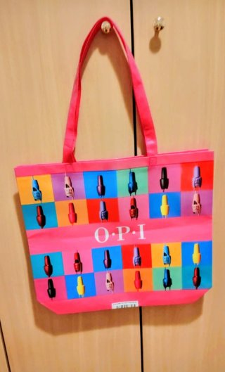 Bolsa de playa o piscina con colores vibrantes