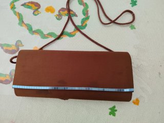 Cartera de mano marrón