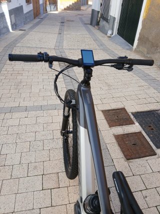 Bicicleta eléctrica gris y blanca