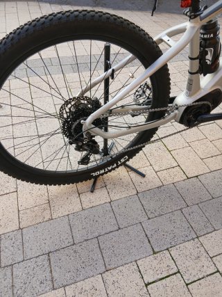 Bicicleta eléctrica gris y blanca