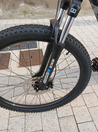 Bicicleta eléctrica gris y blanca