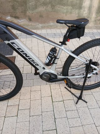 Bicicleta eléctrica gris y blanca
