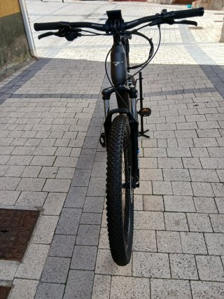 Bicicleta eléctrica gris y blanca