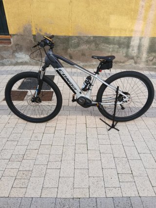 Bicicleta eléctrica gris y blanca