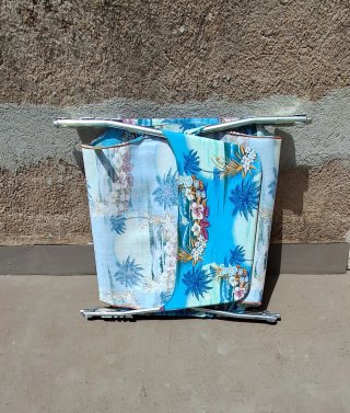 Tumbona de playa con estampado tropical
