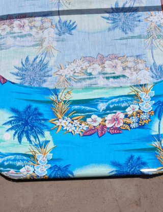Tumbona de playa con estampado tropical