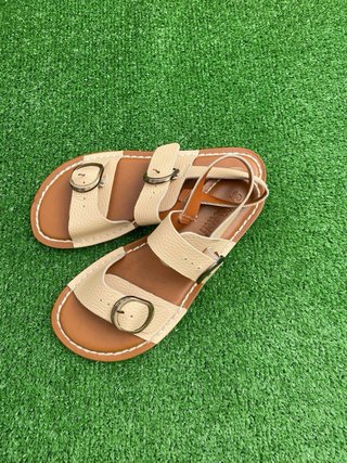 Sandalias planas de piel