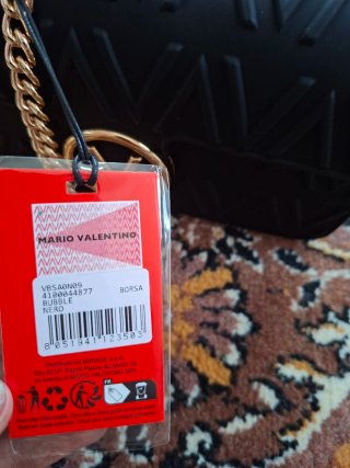 Borsetta Valentino nera con dettagli oro