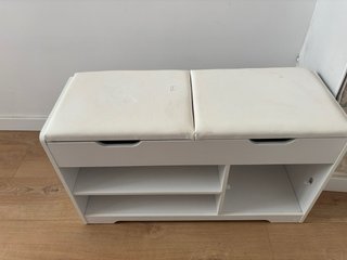 Baúl con baldas de tela y madera