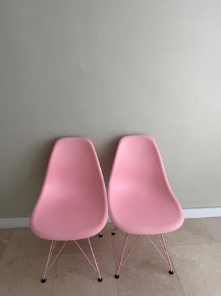 Juego de 2 sillas rosas, se vende cada una por 10€