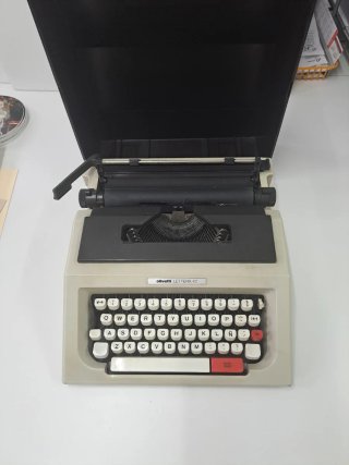 Máquina de escribir Olivetti Lettera 42