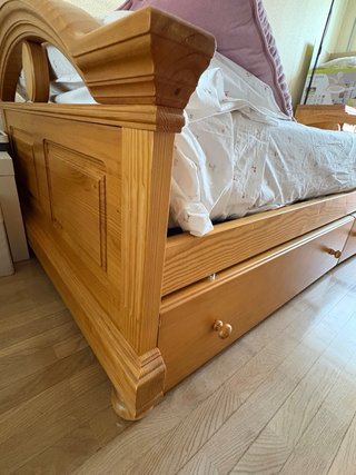 Estructura de cama de madera con 2 cajones