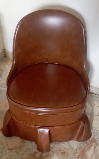 Sillón antiguo pequeño de cuero