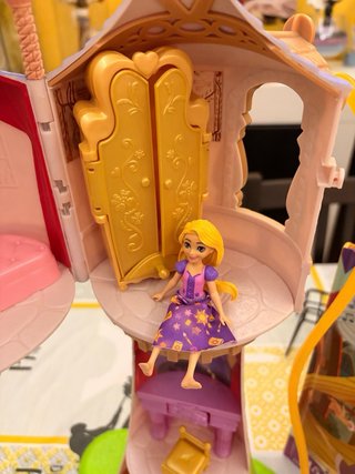 Torre Rapunzel Disney Mattel, muñeca mini y libro