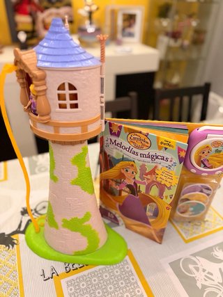 Torre Rapunzel Disney Mattel, muñeca mini y libro