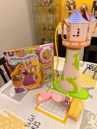 Torre Rapunzel Disney Mattel, muñeca mini y libro