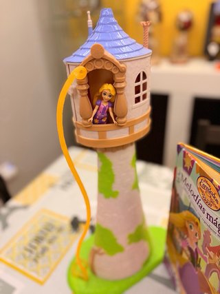 Torre Rapunzel Disney Mattel, muñeca mini y libro