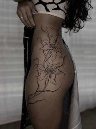 Especialista en tatuajes blackwork y líneas finas.