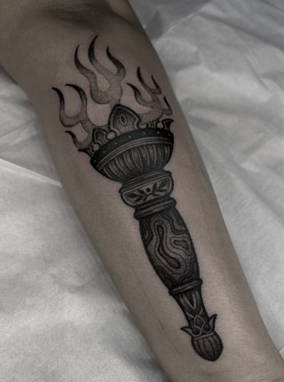 Especialista en tatuajes blackwork y líneas finas.