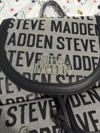 Mochila Steve Madden Logo Gris y Negro