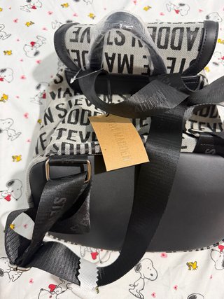 Mochila Steve Madden Logo Gris y Negro