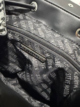 Mochila Steve Madden Logo Gris y Negro