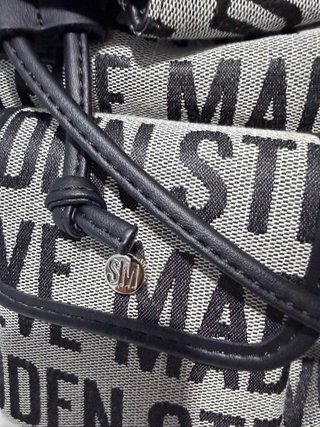 Mochila Steve Madden Logo Gris y Negro